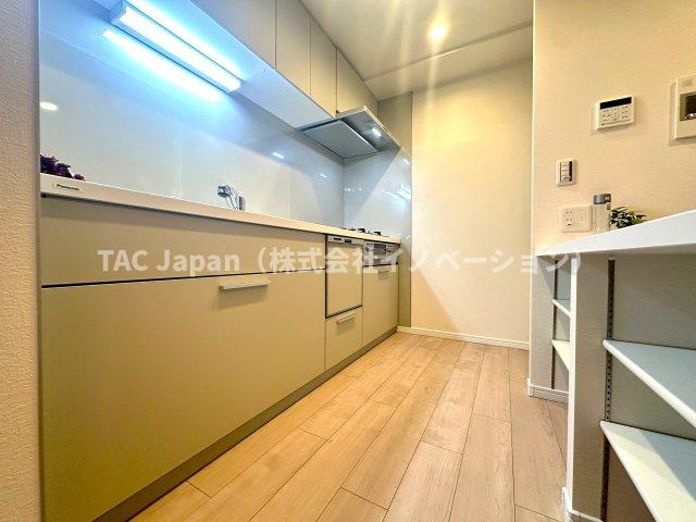 コスモ小竹向原メユールのキッチン|毎日の料理が楽しくなる、機能的でスタイリッシュなキッチン。収納も豊富で、すっきりとした空間を保ちながら、家族との会話が自然と生まれる心地よい場所です。