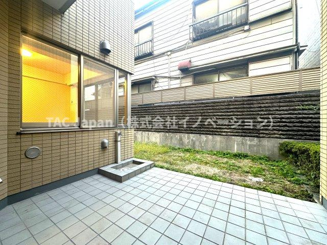 コスモ小竹向原メユールの庭|やわらかな陽光と心地よいそよ風がそっと包み込むバルコニーで、コーヒーを片手にゆったりとひと息つく時間。日常の中に静かな特別感が広がり、心がほどけるひとときを楽しめます。