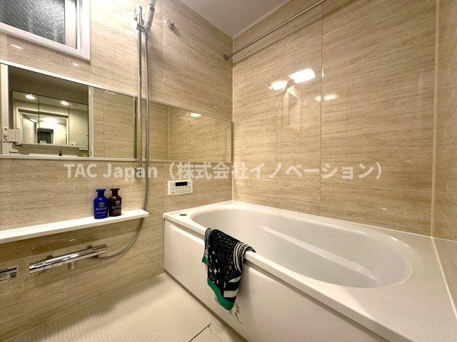 コスモ小竹向原メユールの浴室|家族みんなの疲れをやさしく包み込む、広々とした癒しのバスルーム。ゆったりとくつろげる空間で、日々のストレスもすっと解きほぐされる、心身ともにリラックスできるひとときをお届けします。