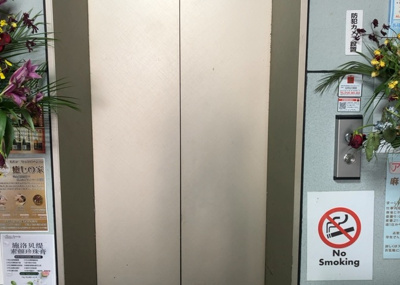 【外観】 | 八王子ステーションフロント | 家を建てる場合、方位は要チェックです。現実的に日当たりのよい家ならばリビングは南側、建築基準法でも北側に当たる家への配慮は求められています。土地を見学に行く際は、方位磁針を持って行くようにしましょう。