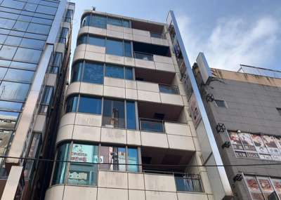 【外観】 | 八王子ステーションフロント | 現地に行くなら、物件の周囲の地形がどうなっているかを見ることも大切です。周辺より低くなっている土地では、大雨などで水が集まりやすいため、地盤が弱くなっているということも考えられるため、注意が必要です。
