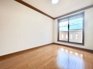 【洋室】 | 宇治市木幡御園　中古戸建 | 【西側洋室6帖】
居室は全て6帖以上のゆとりのある間取りです。2階は振り分けタイプになっているので、快適にお過ごしいただけます。