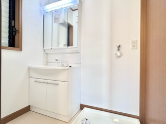 【洗面所】 | 宇治市木幡御園　中古戸建 | 洗面化粧台は新調しています。
三面鏡の裏に歯ブラシなどの小物が収納でき、水回りをスッキリと整理できます。