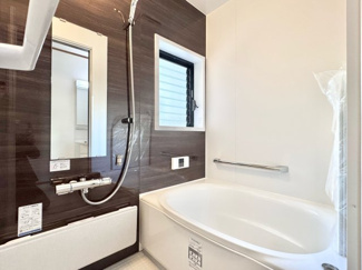 【浴室】 | 宇治市木幡御園　中古戸建 | ユニットバスは新調しています。
一日の疲れをゆっくりと癒せる空間です。