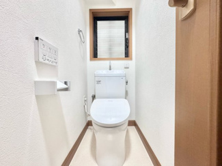 【トイレ】 | 宇治市木幡御園　中古戸建 | トイレは新調しています。
温水洗浄機能、暖房便座付きで寒い時期も安心です。