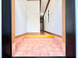【玄関】 | 宇治市木幡御園　中古戸建 | 一度、実際にご覧になってみませんか？暮らしやすい周辺環境も含め、スタッフがご案内いたします。お家探しの第一歩としてでも大丈夫です(^^)/お気軽にお問い合わせ下さいね♪