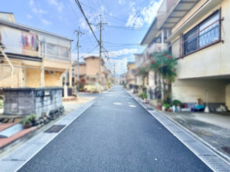 【前面道路含む現地写真】 | 宇治市木幡御園　中古戸建 |  （株）ゆいホームでは、ご購入・ご売却・住宅ローンなどのあらゆるご相談にお応えします。 もちろん相談は無料です！まずはお気軽にお電話下さい。