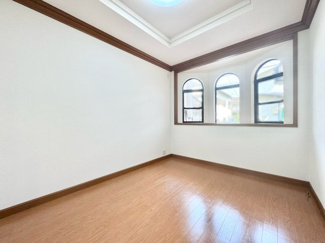 【洋室】 | 宇治市木幡御園　中古戸建 | こちらは1階6帖の洋室です。LDKと続きになっており、扉を開放して広いLDKとしてもお使いいただけます。