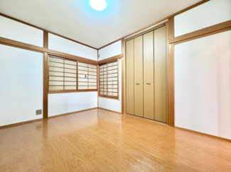 【洋室】 | 宇治市木幡御園　中古戸建 | こちらは2階南側6帖の洋室です。三面採光で自然の光が差し込むお部屋です。