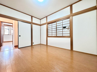 【洋室】 | 宇治市木幡御園　中古戸建 | 【南東側洋室6帖】
ゆったりとした広さでプライベート時間も快適にお過ごしいただけます。
