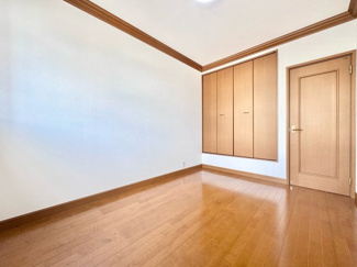 【洋室】 | 宇治市木幡御園　中古戸建 | こちらは北側6帖の洋室です。クローゼットが完備されており、お部屋を広く使えます。