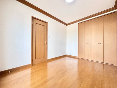 【洋室】 | 宇治市木幡御園　中古戸建 | こちらは西側6帖の洋室です。ウォークインクローゼットが設けられているので、スーツケースなどの収納にも便利です。