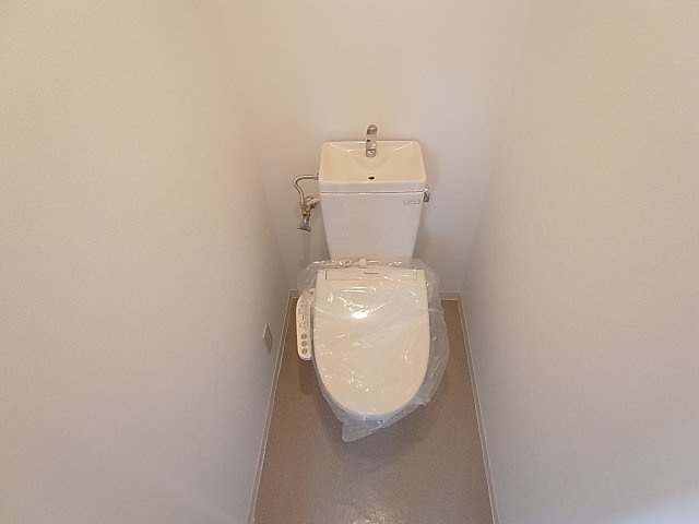 ベル・アエフのトイレ|上部棚付のウォシュレット付トイレ