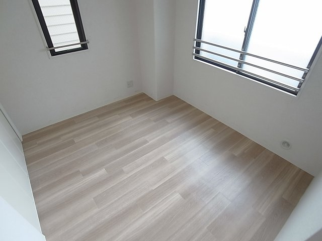 ベル・アエフの居間・リビング|2面採光で明るい洋室