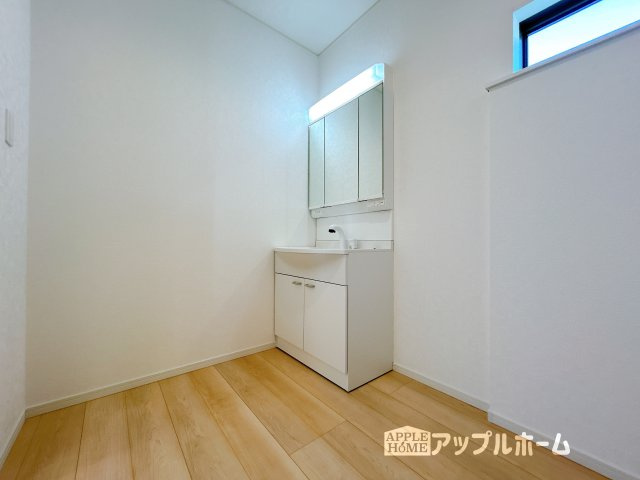 【新築住宅】吉見町東野第21の独立洗面台|三面鏡付きの洗面化粧台ですので、たっぷりと収納いただけます。白を基調とした清潔感のある快適空間です。毎日の身支度も気持ち良くお使い頂けます！！
