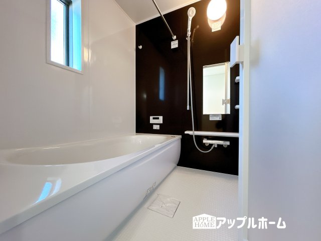 【新築住宅】吉見町東野第21の浴室|窓付きのバスルームは、採光もあり明るく気持ちの良い空間です。窓があることで、換気環境も良好。掃除もスムーズに出来ます