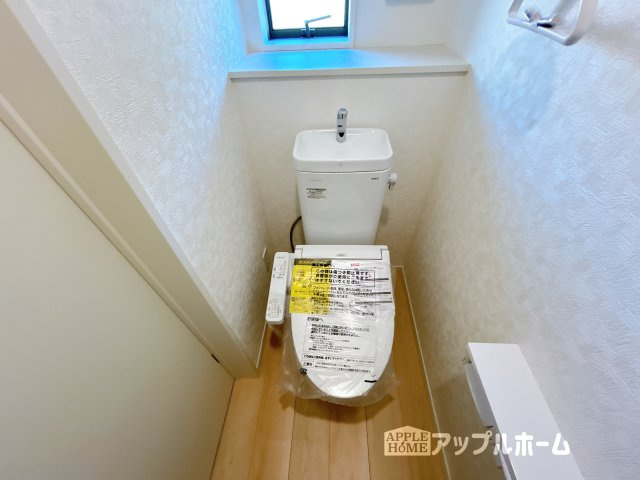 【新築住宅】吉見町東野第21のトイレ|温水洗浄器付き便座を標準装備してます♪窓付きで明るく、快適空間となっております。毎日使う場所だからこその配慮です。