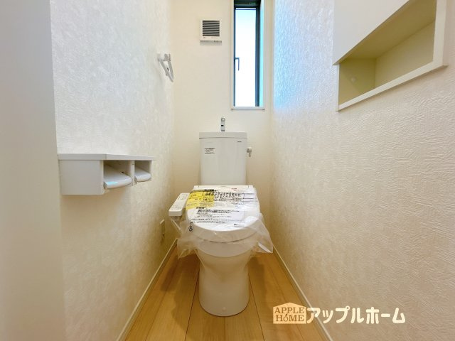【新築住宅】吉見町東野第21のトイレ|温水洗浄器付き便座を標準装備してます♪窓付きで明るく、快適空間となっております。毎日使う場所だからこその配慮です。