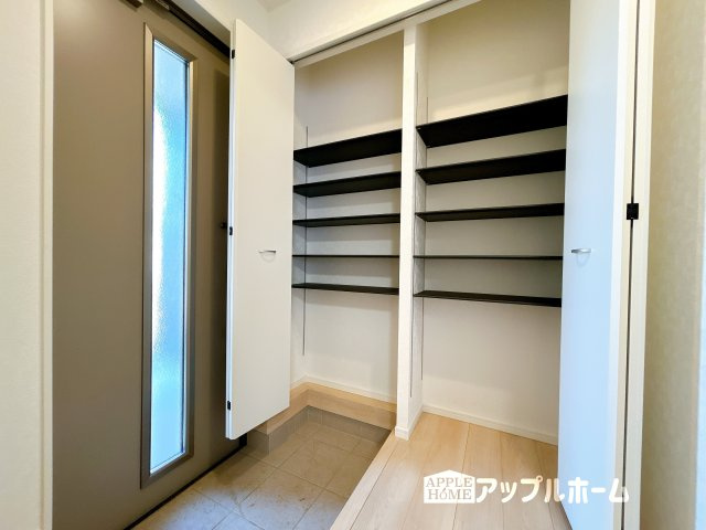 【新築住宅】吉見町東野第21の玄関|住まう人も来客も入った時にワクワクさせてくれるオシャレな玄関♪収納もたっぷりあるので、靴がたくさんあっても安心！