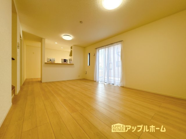 【新築住宅】吉見町東野第21の居間・リビング|広々リビング×対面キッチンで家族の会話も弾みます♪家族団らんの秘訣は間取りにあり☆夢のマイホームを一緒に叶えましょう！