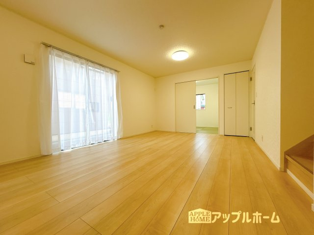 【新築住宅】吉見町東野第21の居間・リビング|家族の会話が弾む明るく広々したリビング！窓から差し込む光の温かさを一度ご体感ください☆いつでもお気軽にお問合せOKです！TEL「0120-466263」