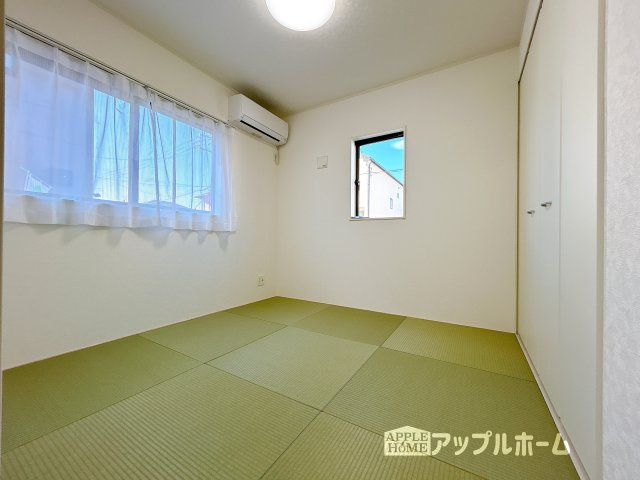 【新築住宅】吉見町東野第21の和室|広々とした居住空間は日々の暮らしを彩り、心のやすらぎと満足感を与えてくれます。通風と採光を考慮した設計は子供たちはのびのび育ち、家族でくつろぎと団らんを生み出します。