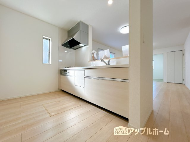 【新築住宅】吉見町東野第21のキッチン|対面式キッチンは、家族のコミュニケーションを育み、子育て家族にも好適なプラン！リビングで寛ぐご家族をいつも感じられます♪会話を楽しみながら家事ができ、小さいお子様がいても安心です！