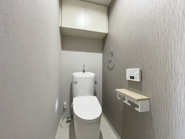 D’クラディア氷川台のトイレ|吊戸棚付きです