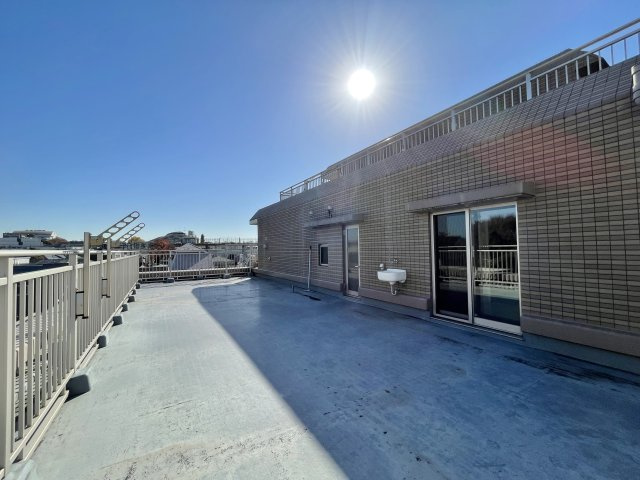 D’クラディア氷川台のバルコニー|日当り良好な広々ルーフバルコニー
水栓付きで多目的にお使いいただけます♪