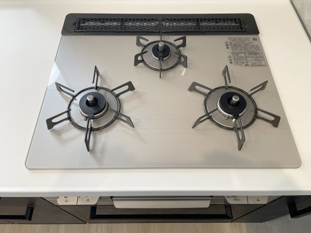 D’クラディア氷川台のキッチン|ガラストップコンロは汚れが拭き取りやすく、キズに強い仕様
お料理後の掃除もラクに行えます