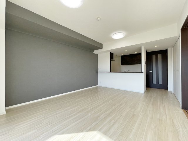 D’クラディア氷川台の居間・リビング|LDK14.4帖　バルコニーから豊かな採光が注ぎ込み、明るくリビングを照らしてくれます
足元から暖かいリビングダイニング床暖房完備！