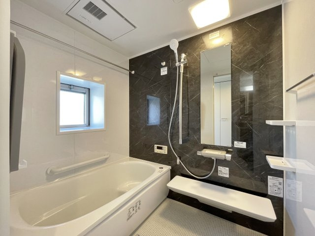 D’クラディア氷川台の浴室|ゆったりとした浴槽と落ち着いたアクセントパネルが魅力のユニットバス
窓付きで換気もしやすく、清潔感あふれる空間です