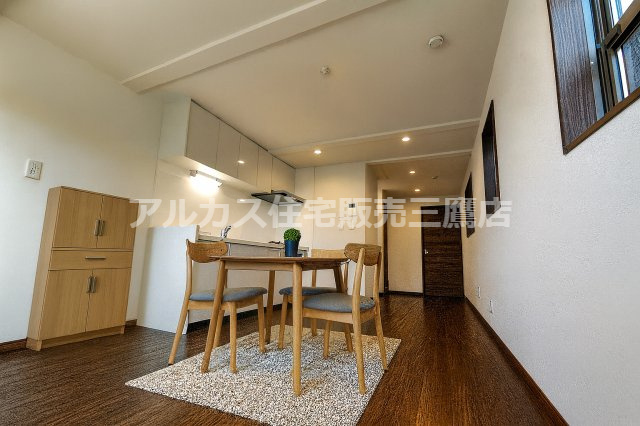 西東京市保谷町１丁目 西武新宿線 西武柳沢駅 新築戸建の居間・リビング|AIによる生活スタイルのご提案。※家具がAIによる合成です。