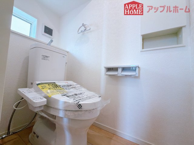 【新築住宅】熊谷市石原 第7 全2棟のトイレ|節水型でエコなトイレには、今では当たり前の温水洗浄機能付き。便座を温める機能もついていて、居心地の良い空間♪