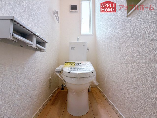 【新築住宅】熊谷市石原 第7 全2棟のトイレ|節水型でエコなトイレには、今では当たり前の温水洗浄機能付き。便座を温める機能もついていて、居心地の良い空間♪