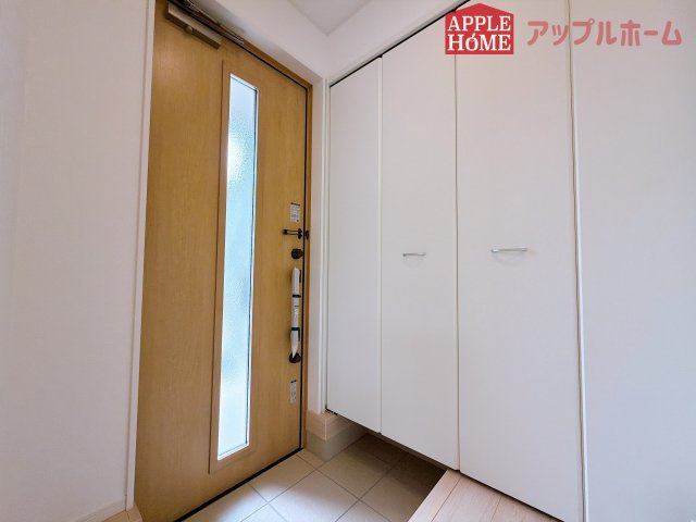 【新築住宅】熊谷市石原 第7 全2棟の玄関|ご家族皆様の靴やお手入れ用品を収納できる収納棚を設置！お家に出会う人々を迎える玄関だからこそ、常に整理整頓しておきたいですね♪