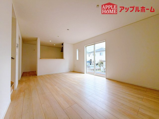 【新築住宅】熊谷市石原 第7 全2棟の居間・リビング|窓から差し込む光で家族を温かく包み込みます。明るいリビングで子育てする喜びを☆いつでも見学可能です！