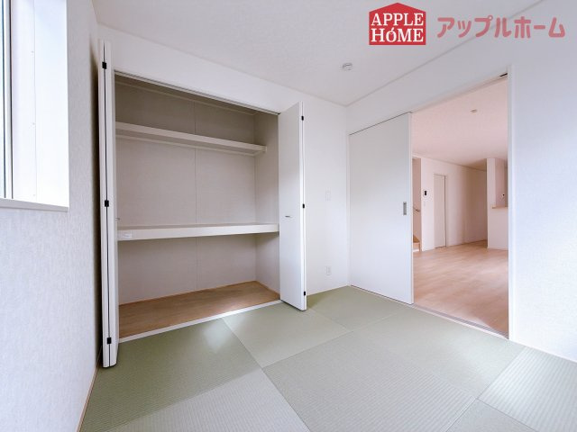 【新築住宅】熊谷市石原 第7 全2棟の和室|クローゼット付きの和室は、収納スペースが豊富で部屋全体がすっきりと片付きやすいのが特徴です。衣類や荷物を整理しやすく、生活感を抑えた洗練された空間を保てます。
