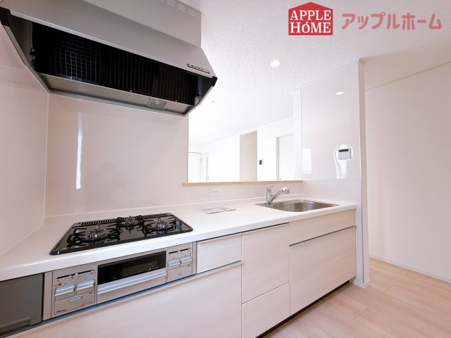 【新築住宅】熊谷市石原 第7 全2棟のキッチン|キッチンから部屋中が見守れるので、小さなお子様がいるご家庭でも安心です。シンプル×ナチュラルな温かい空間は、どんなスタイルの家具も合わせやすいお部屋です。