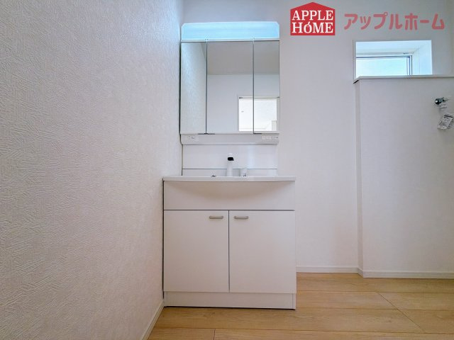 【新築住宅】熊谷市石原 第7 全2棟の独立洗面台|三面鏡付きの洗面化粧台ですので、たっぷりと収納いただけます。白を基調とした清潔感のある快適空間です。毎日の身支度も気持ち良くお使い頂けます！！