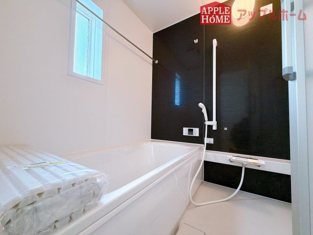 【新築住宅】熊谷市石原 第7 全2棟の浴室|窓付きのバスルームは、採光もあり明るく気持ちの良い空間です。窓があることで、換気環境も良好。掃除もスムーズに出来ます