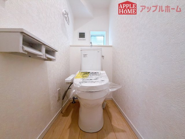 【新築住宅】熊谷市石原 第7 全2棟のトイレ|節水型でエコなトイレには、今では当たり前の温水洗浄機能付き。便座を温める機能もついていて、居心地の良い空間♪
