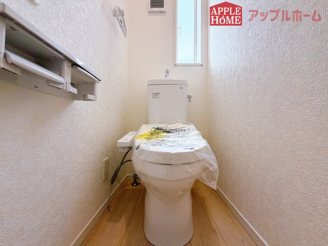 【新築住宅】熊谷市石原 第7 全2棟のトイレ|節水型でエコなトイレには、今では当たり前の温水洗浄機能付き。便座を温める機能もついていて、居心地の良い空間♪