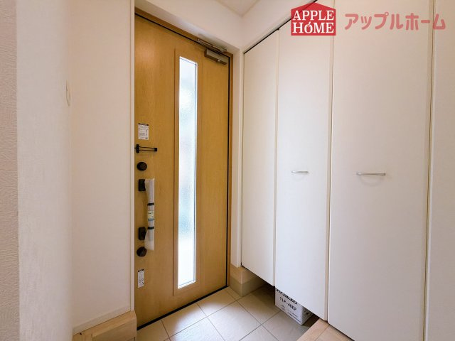 【新築住宅】熊谷市石原 第7 全2棟の玄関|明るく清潔感のある玄関でお客様を迎えるスペースをパッと明るい印象に！大容量の収納力で大家族の履物もすっきり収納できます♪