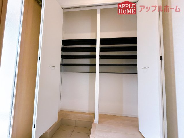 【新築住宅】熊谷市石原 第7 全2棟の玄関|ご家族皆様の靴やお手入れ用品を収納できる収納棚を設置！お家に出会う人々を迎える玄関だからこそ、常に整理整頓しておきたいですね♪