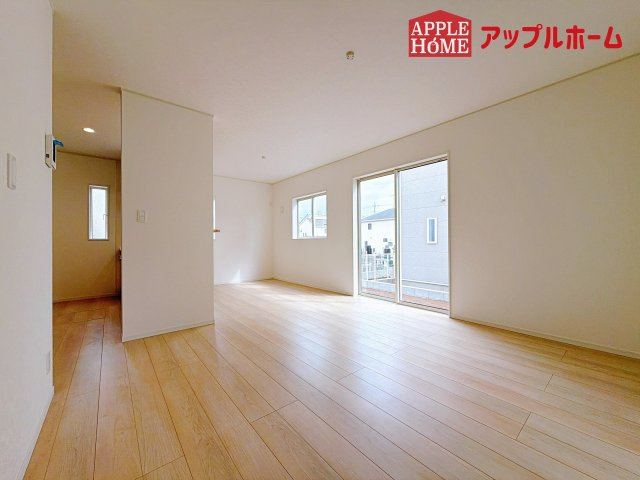 【新築住宅】熊谷市石原 第7 全2棟の居間・リビング|窓から差し込む光で家族を温かく包み込みます。明るいリビングで子育てする喜びを☆いつでも見学可能です！