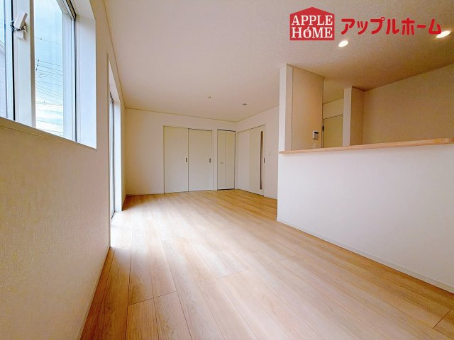 【新築住宅】熊谷市石原 第7 全2棟の居間・リビング|家族の会話が弾む明るく広々したリビング！窓から差し込む光の温かさを一度ご体感ください☆いつでもお気軽にお問合せOKです！TEL「0120-466263」