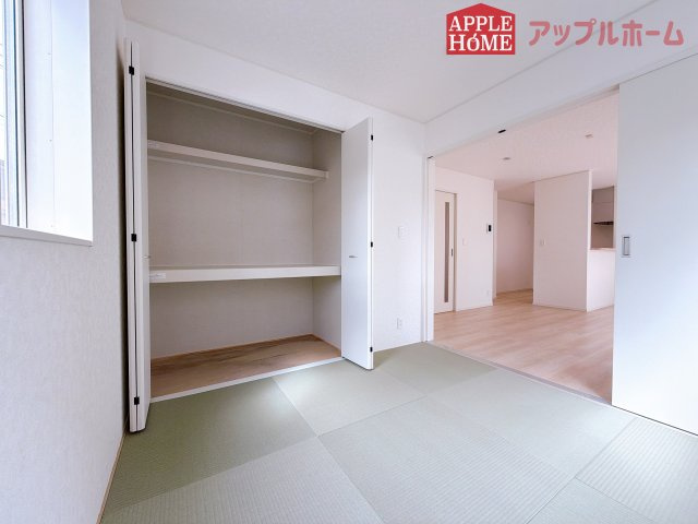 【新築住宅】熊谷市石原 第7 全2棟の和室|クローゼット付きの和室は、収納スペースが豊富で部屋全体がすっきりと片付きやすいのが特徴です。衣類や荷物を整理しやすく、生活感を抑えた洗練された空間を保てます。