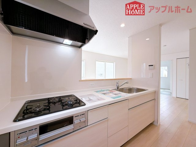 【新築住宅】熊谷市石原 第7 全2棟のキッチン|キッチンから部屋中が見守れるので、小さなお子様がいるご家庭でも安心です。シンプル×ナチュラルな温かい空間は、どんなスタイルの家具も合わせやすいお部屋です。