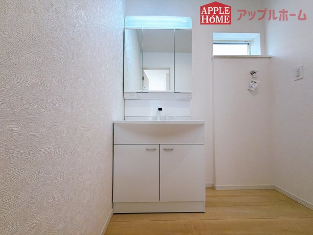 【新築住宅】熊谷市石原 第7 全2棟の独立洗面台|三面鏡付きの洗面化粧台ですので、たっぷりと収納いただけます。白を基調とした清潔感のある快適空間です。毎日の身支度も気持ち良くお使い頂けます！！